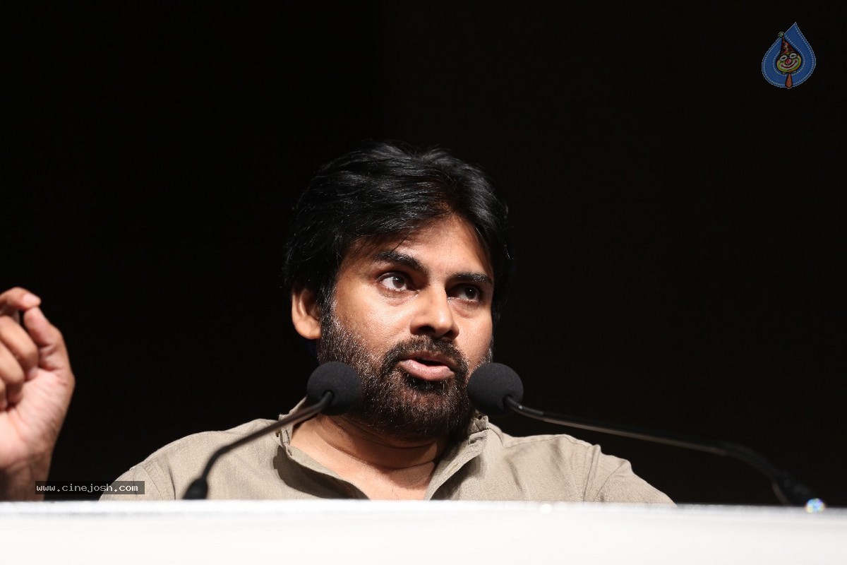 pawan kalyan,chiranjeevi,prajarajyam,janasena party  జనసేనలోకి రమ్మని అన్నయ్యను అడగను: పవన్